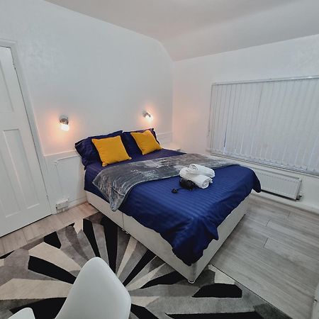 Luxury Double Bed With Private Bathroom, Netflix, Work Space And Wifi Leeds  Bagian luar foto