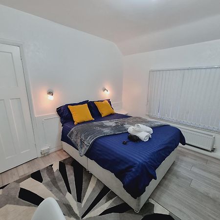 Luxury Double Bed With Private Bathroom, Netflix, Work Space And Wifi Leeds  Bagian luar foto