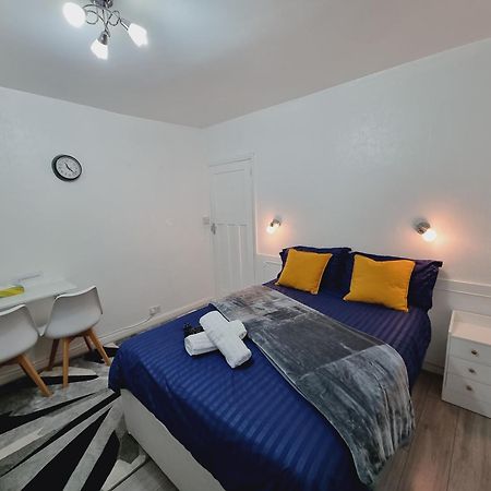 Luxury Double Bed With Private Bathroom, Netflix, Work Space And Wifi Leeds  Bagian luar foto