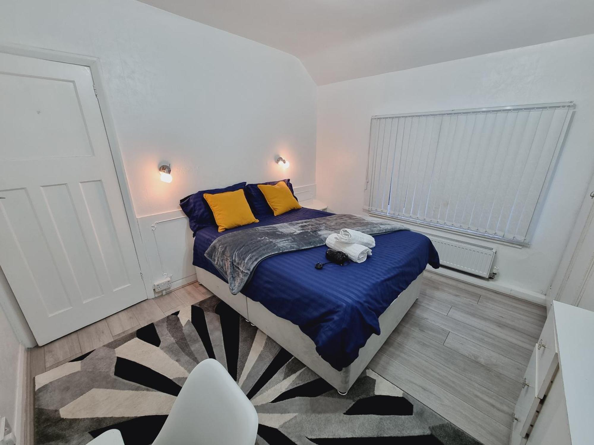 Luxury Double Bed With Private Bathroom, Netflix, Work Space And Wifi Leeds  Bagian luar foto