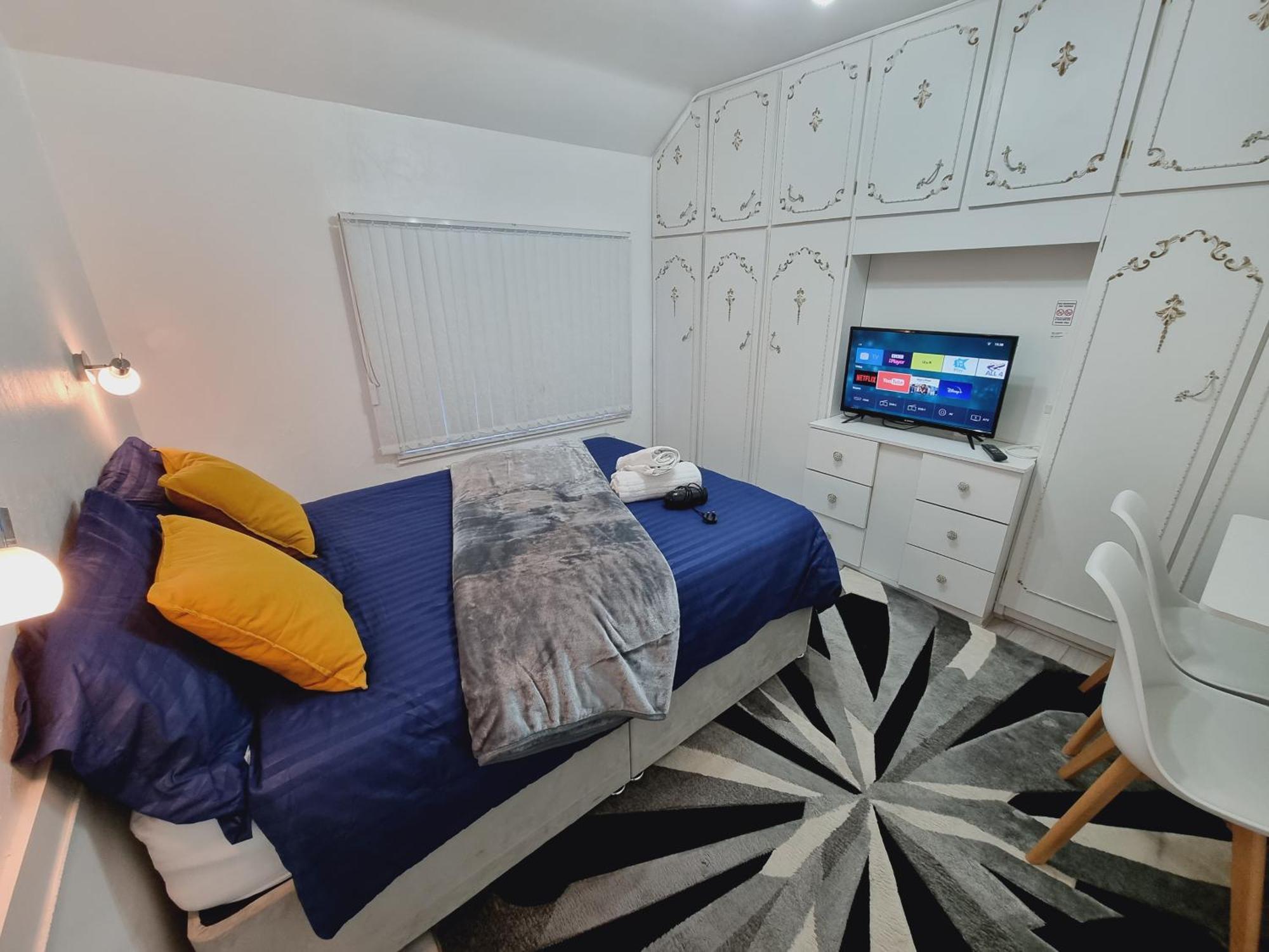 Luxury Double Bed With Private Bathroom, Netflix, Work Space And Wifi Leeds  Bagian luar foto