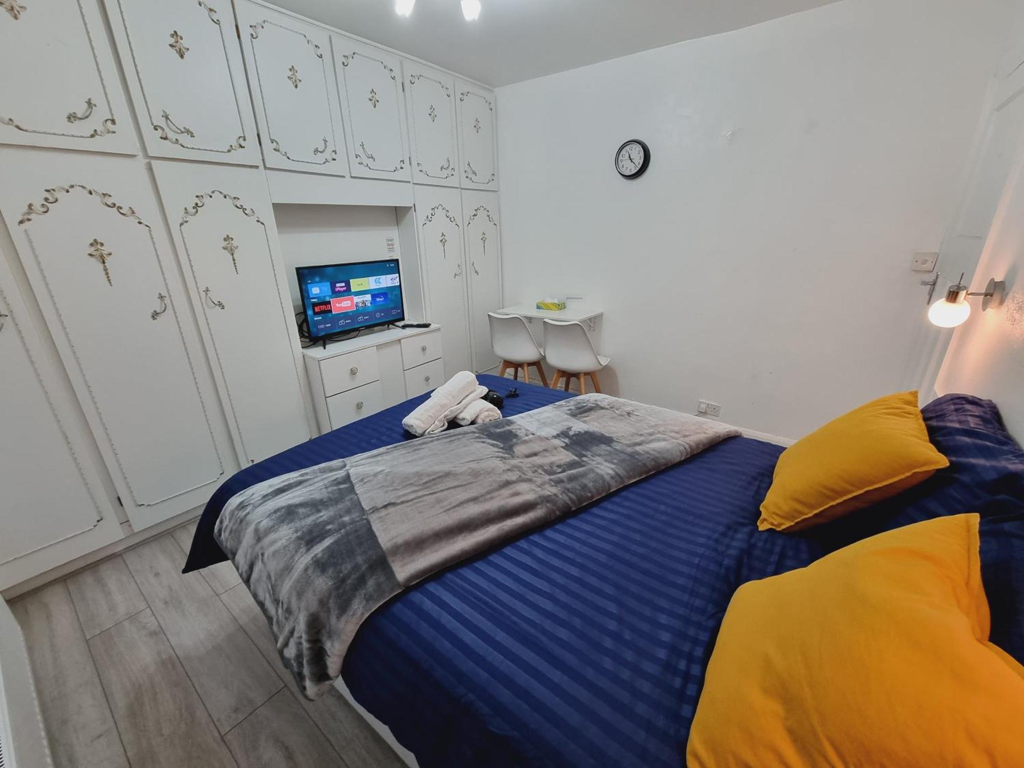 Luxury Double Bed With Private Bathroom, Netflix, Work Space And Wifi Leeds  Bagian luar foto