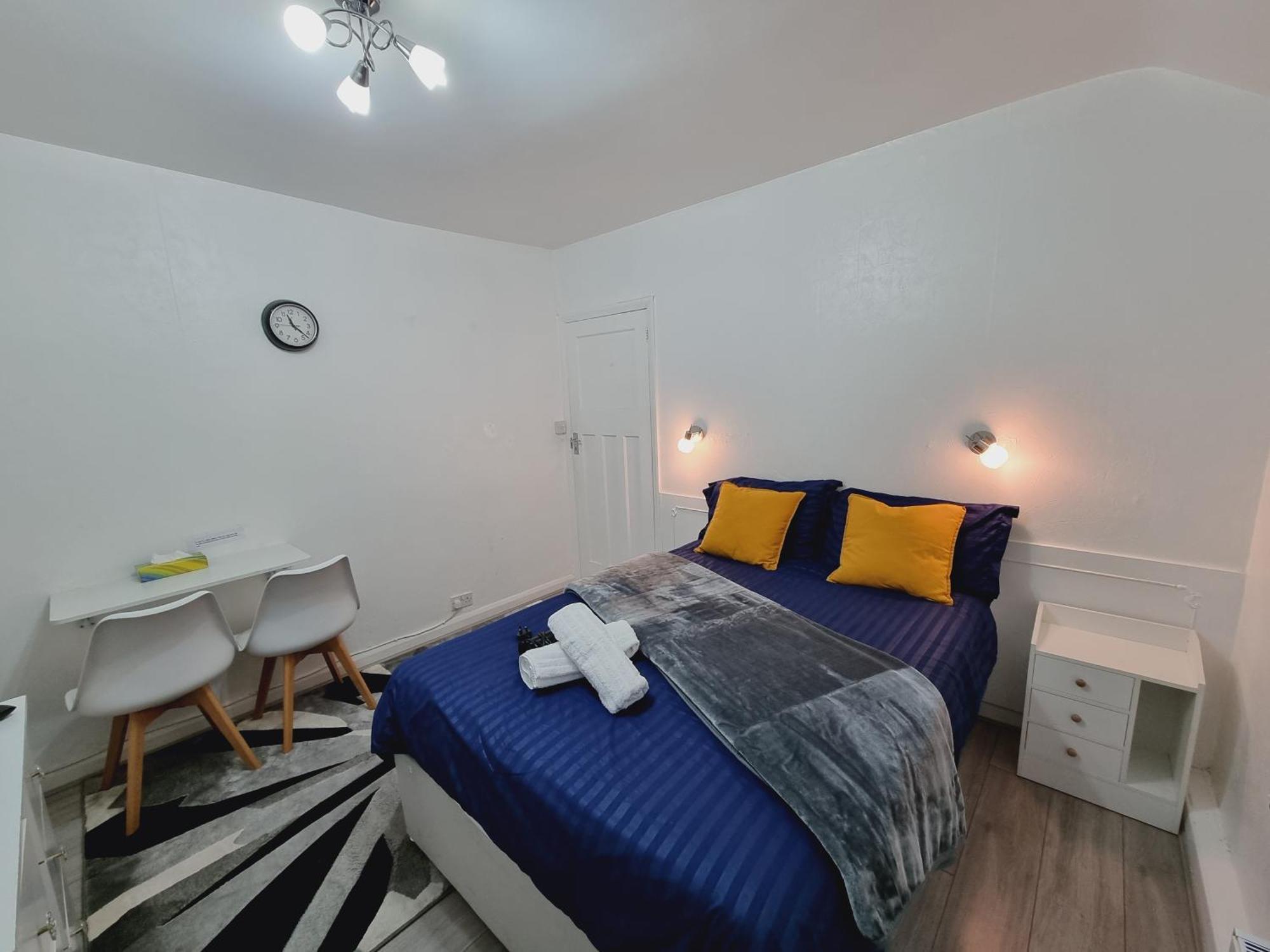 Luxury Double Bed With Private Bathroom, Netflix, Work Space And Wifi Leeds  Bagian luar foto