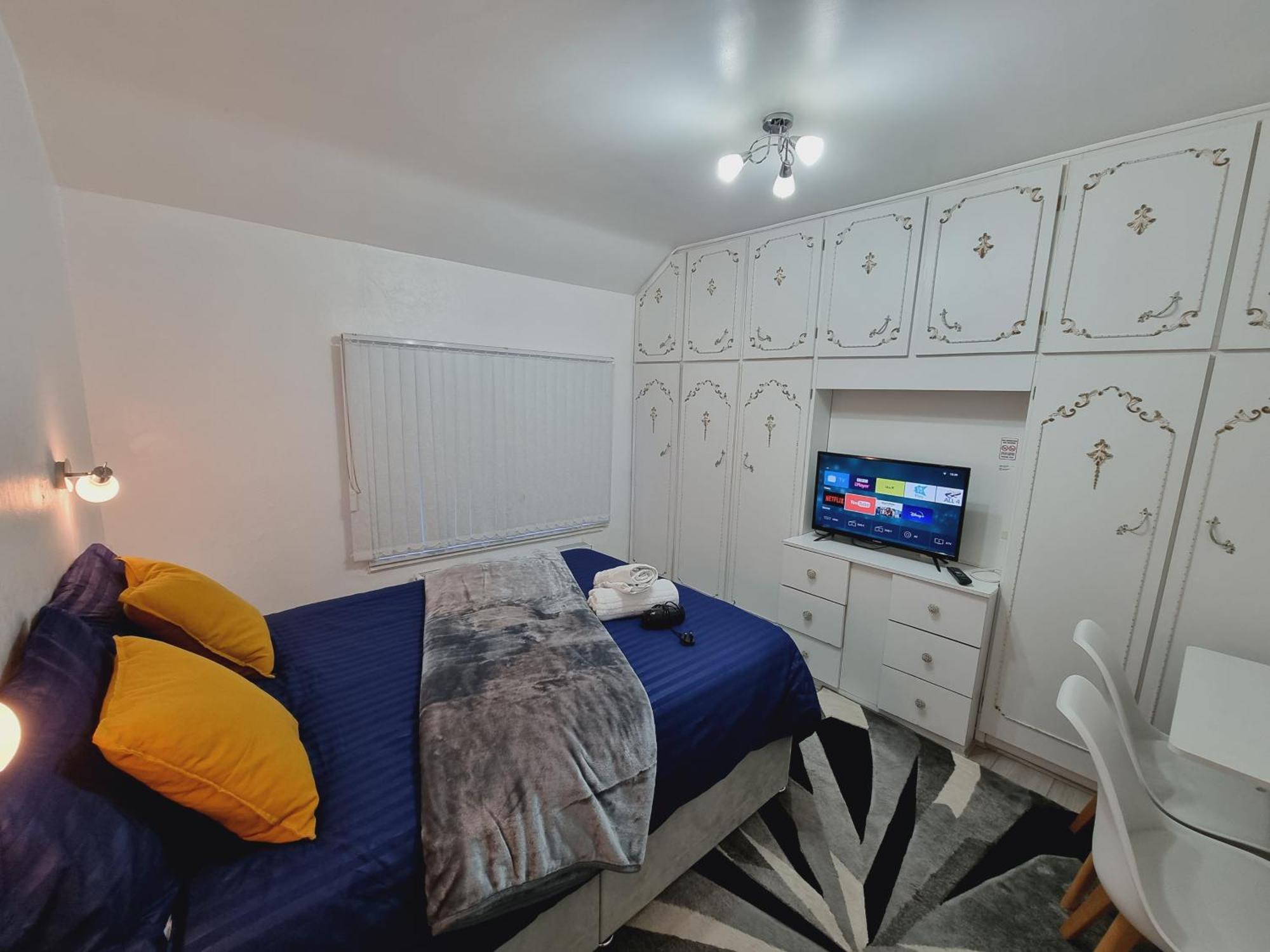 Luxury Double Bed With Private Bathroom, Netflix, Work Space And Wifi Leeds  Bagian luar foto